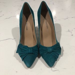 Audrey Brooke teal heels 6.5